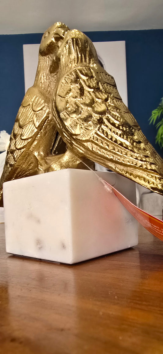 ADORNO DORADO DE PAREJITA DE AVES