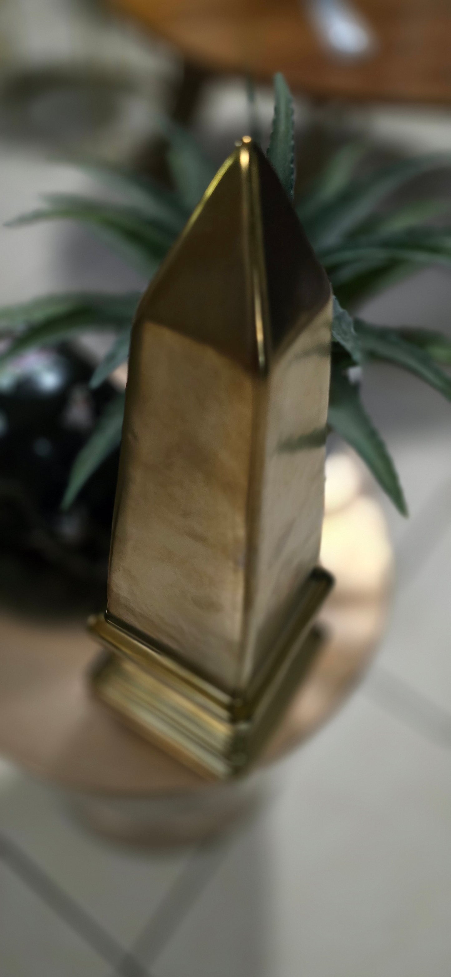 OBELISCO DORADO