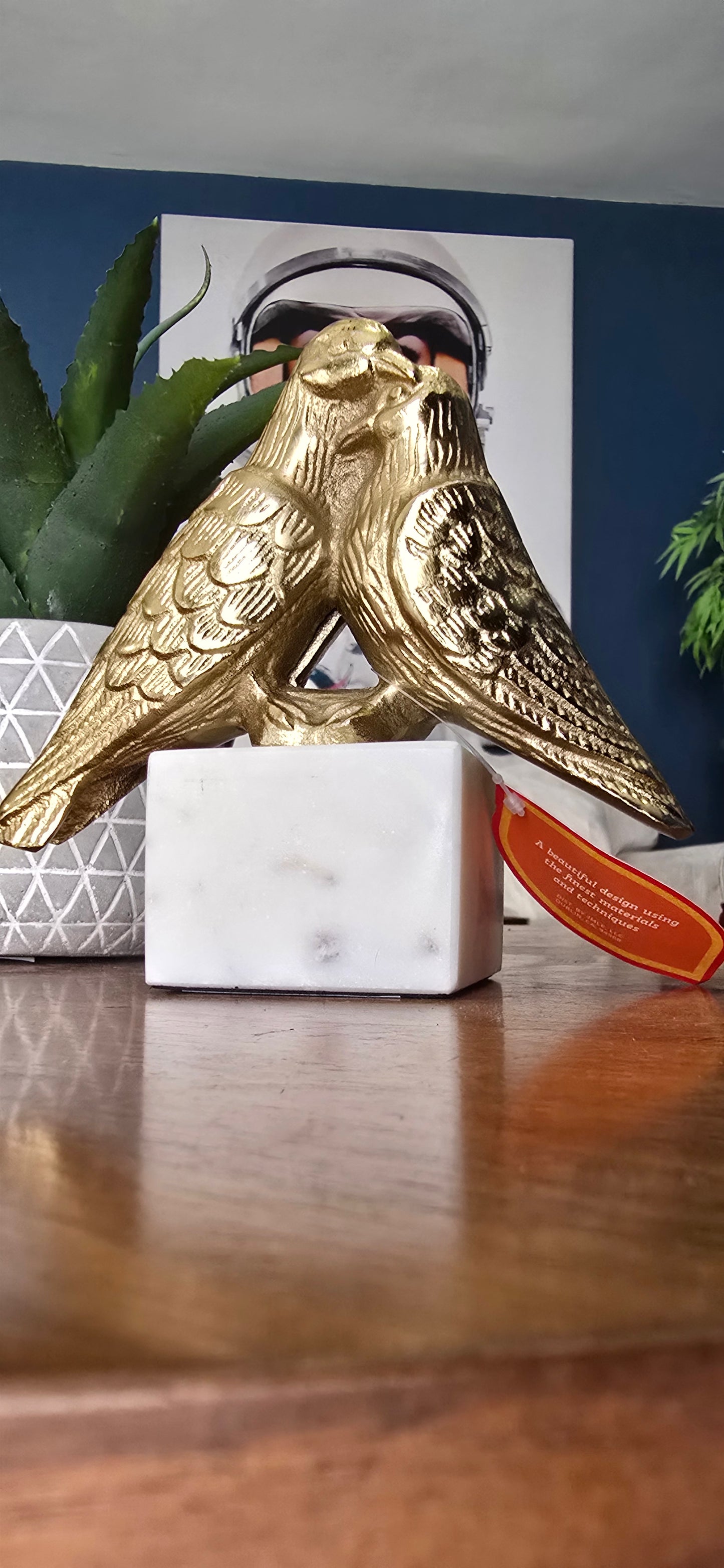 ADORNO DORADO DE PAREJITA DE AVES