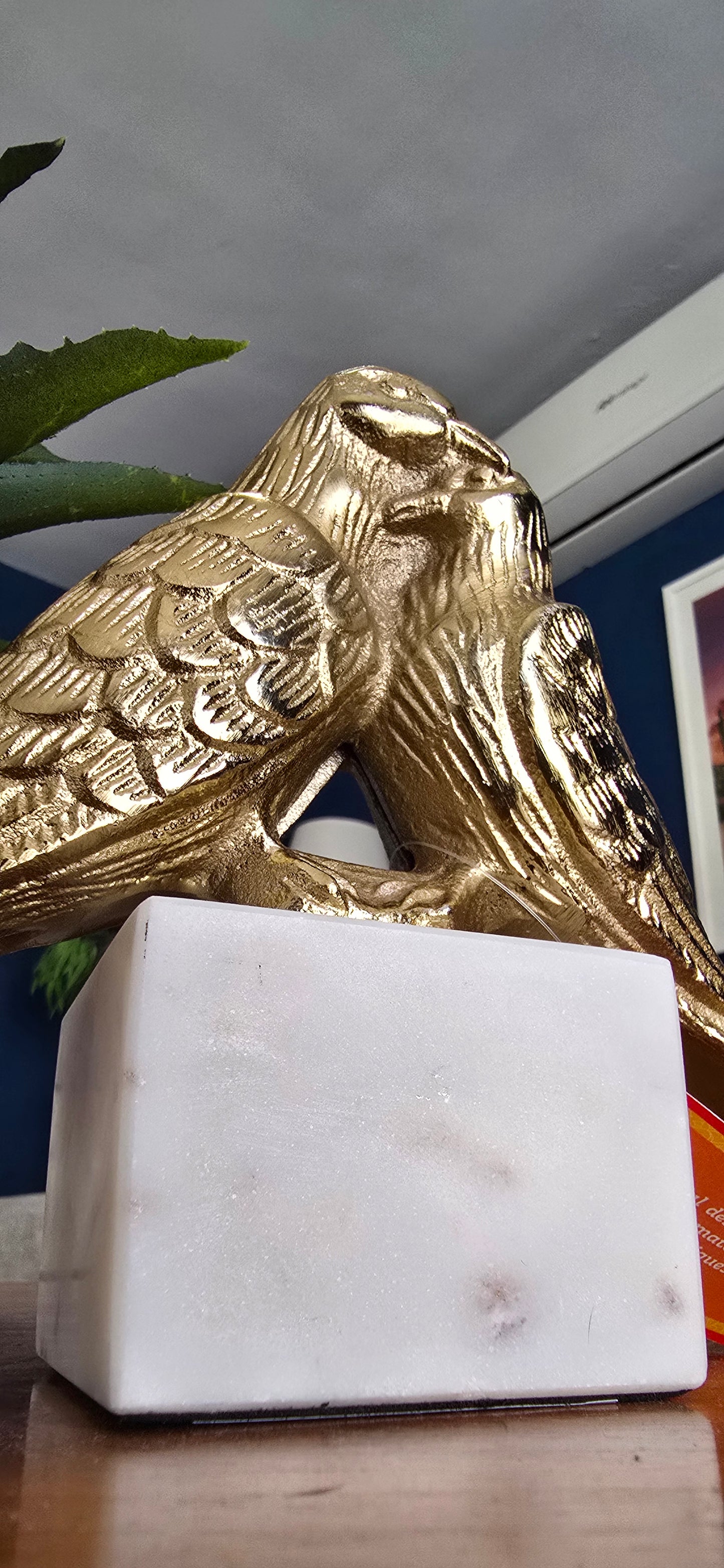 ADORNO DORADO DE PAREJITA DE AVES